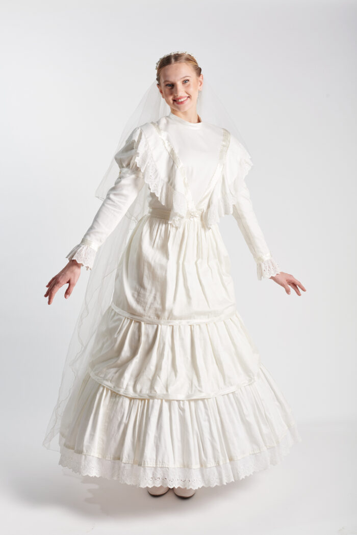 שמלת כלה צנועה עם מראה החן הנשי של פעם.   Bridal Gown-B | 'ירושליימה'