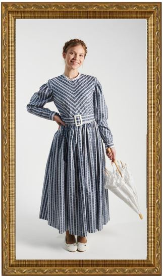 שמלה ויקטוריאנית צנועה בגווני כחול ולבן עם פסים אלכסוניים, שרוולים ארוכים ותחרת קרושה